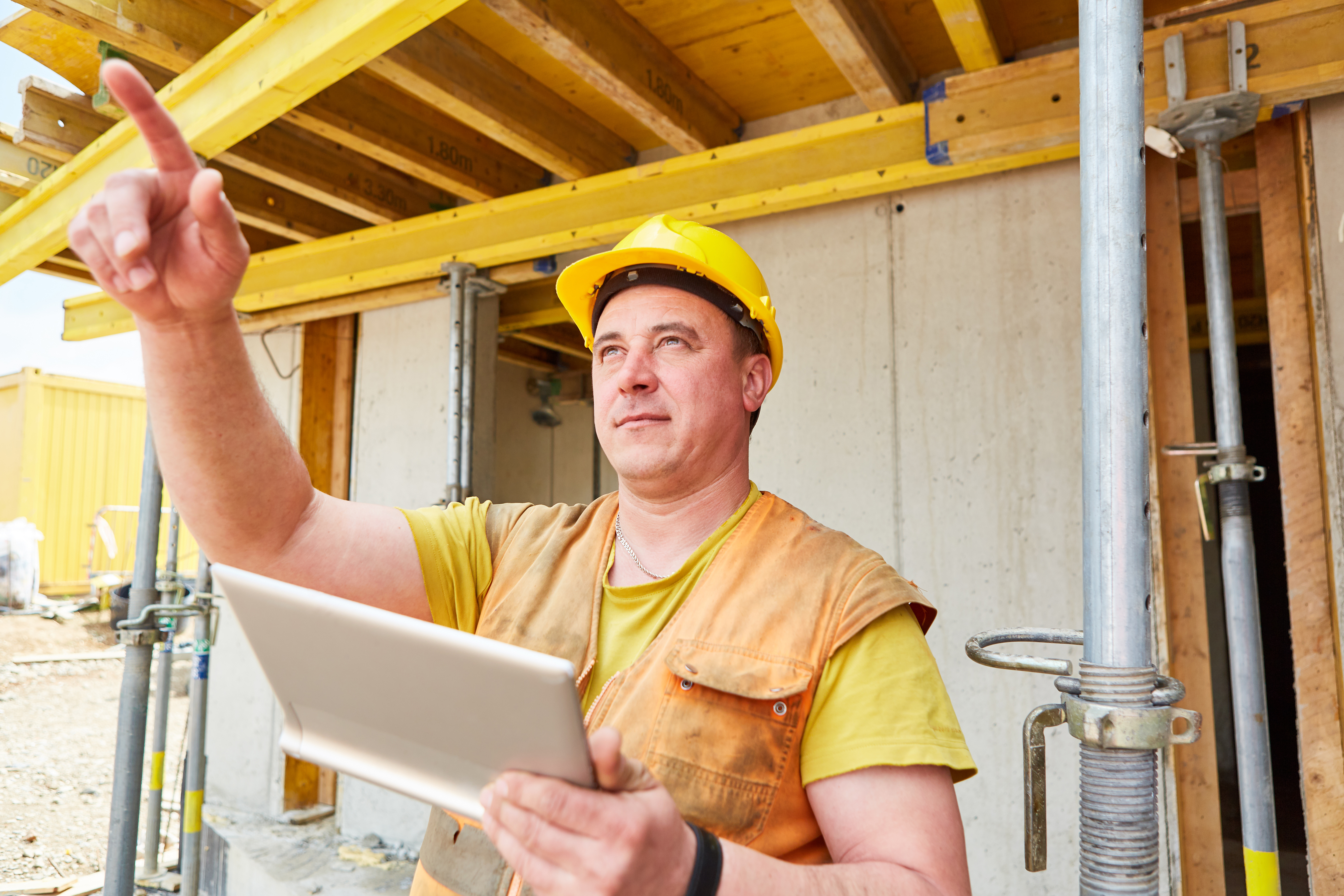 bouwvakker die wijst pontmeyer